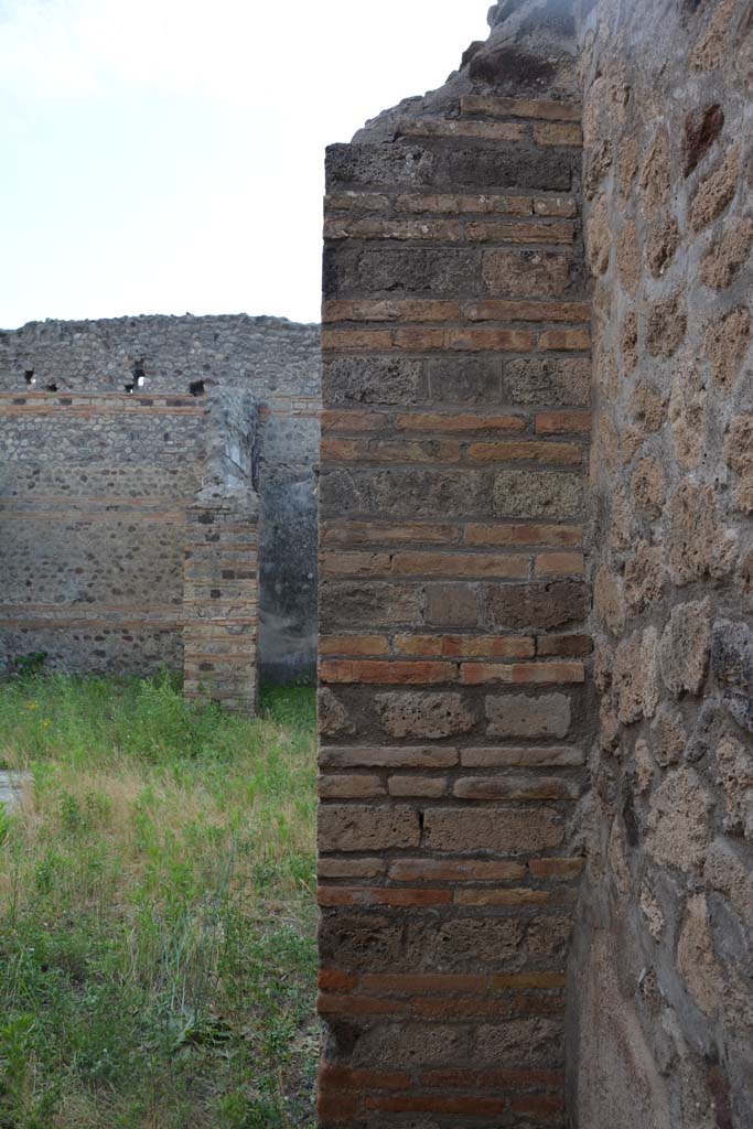 IX.5.2 Pompeii. May 2017. 
Room ‘d’, detail of upper masonry pilaster in north-west corner, looking west.  
Foto Christian Beck, ERC Grant 681269 DÉCOR 
