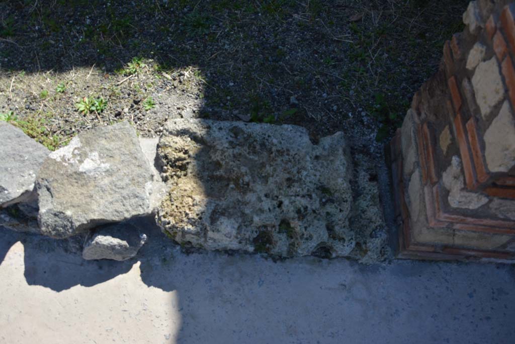 IX.5.3 Pompeii. March 2017. Detail of doorway threshold at west end. 
Foto Christian Beck, ERC Grant 681269 DÉCOR.
