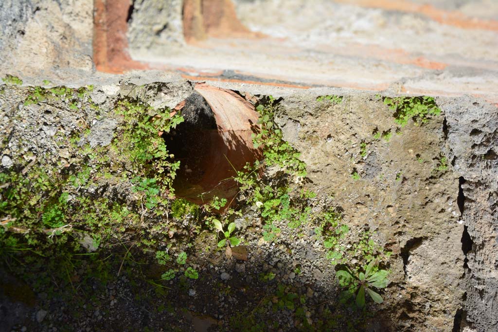 IX.5.3 Pompeii. March 2017. Detail of terracotta pipe/pot, in north-east corner of shop-room. 
Foto Christian Beck, ERC Grant 681269 DÉCOR.
