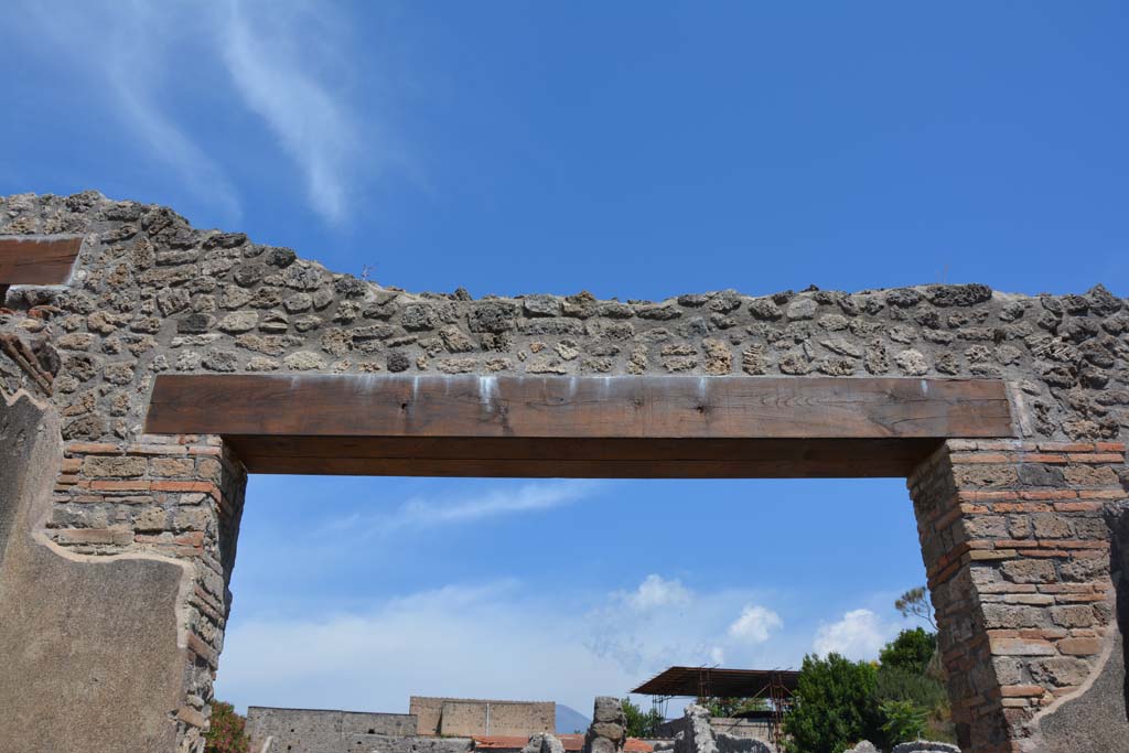 IX.5.3 Pompeii. May 2017. Upper north wall above entrance doorway.  
Foto Christian Beck, ERC Grant 681269 DÉCOR.

