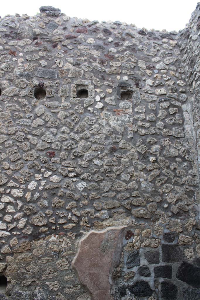 IX.5.4 Pompeii. March 2019. Room d, upper east wall in south-east corner
Foto Christian Beck, ERC Grant 681269 DCOR.
