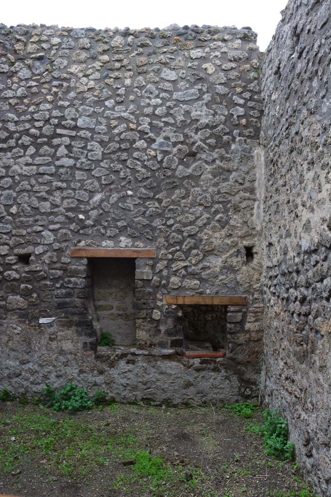 IX.5.4 Pompeii. March 2017. Room d, upper south wall in south-west corner.
Foto Christian Beck, ERC Grant 681269 DCOR.
