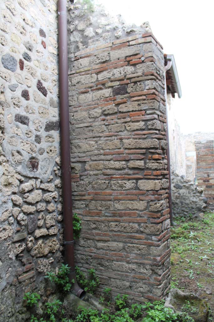 IX.5.4 Pompeii. March 2019. Room e, looking north to south side of pilaster dividing room e.
Foto Christian Beck, ERC Grant 681269 DCOR.
