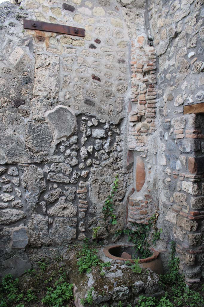 IX.5.4 Pompeii. March 2019. Room f, north-west corner.
Foto Christian Beck, ERC Grant 681269 DCOR.
