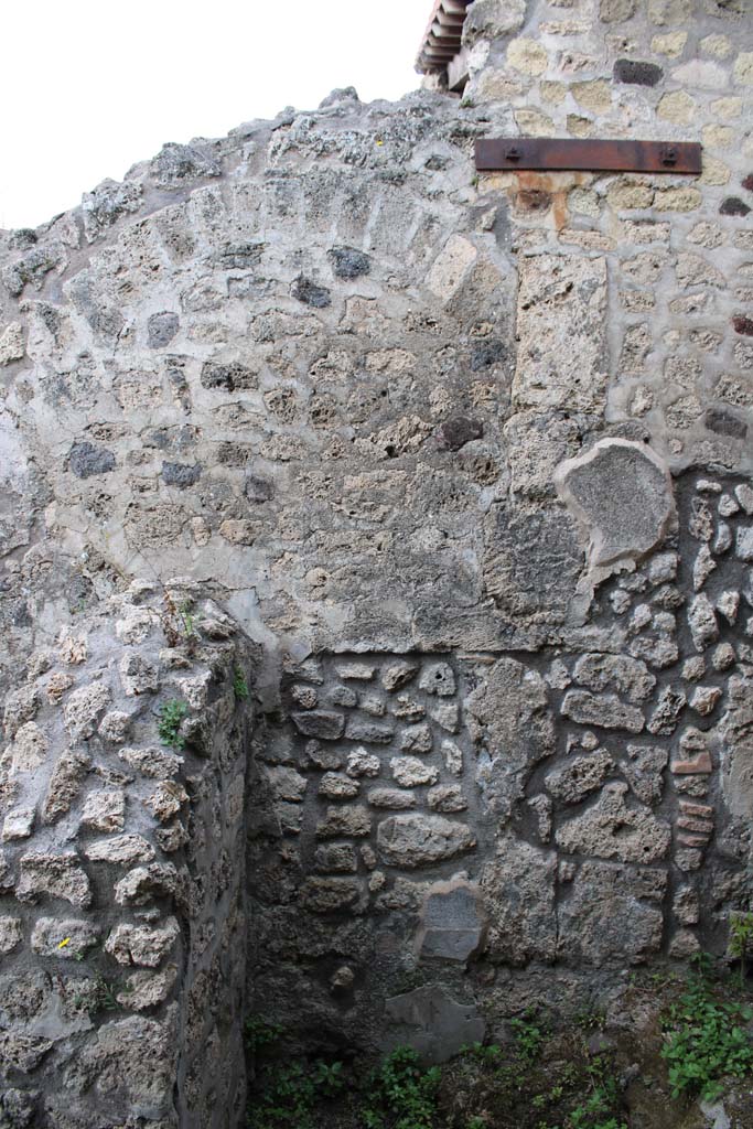 IX.5.4 Pompeii. March 2019. Room f, looking towards west wall.
Foto Christian Beck, ERC Grant 681269 DCOR.

