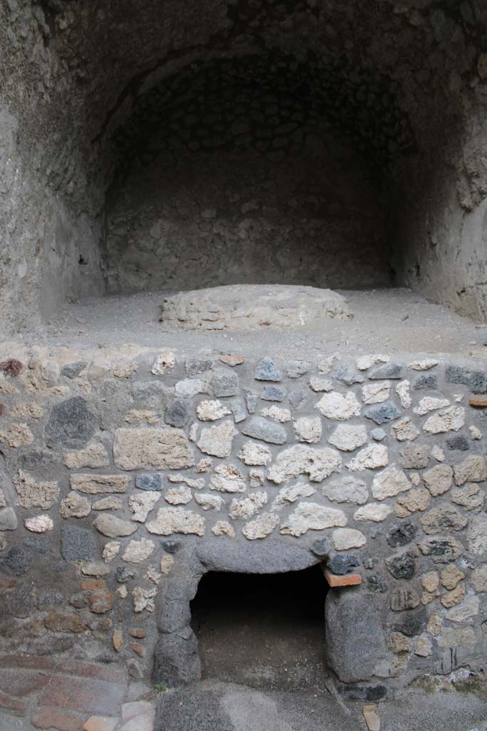 IX.5.4 Pompeii. March 2019. Room f, looking east towards oven.
Foto Christian Beck, ERC Grant 681269 DCOR.
