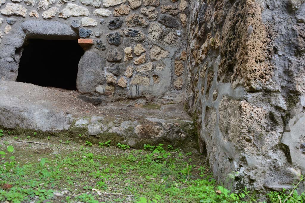 IX.5.4 Pompeii. March 2017. Room f, oven on east side, looking towards south end.
Foto Christian Beck, ERC Grant 681269 DCOR.
