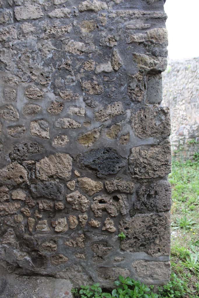 IX.5.4 Pompeii. March 2019. Room f, wall on south side of oven, looking south into room g.
Foto Christian Beck, ERC Grant 681269 DCOR.
