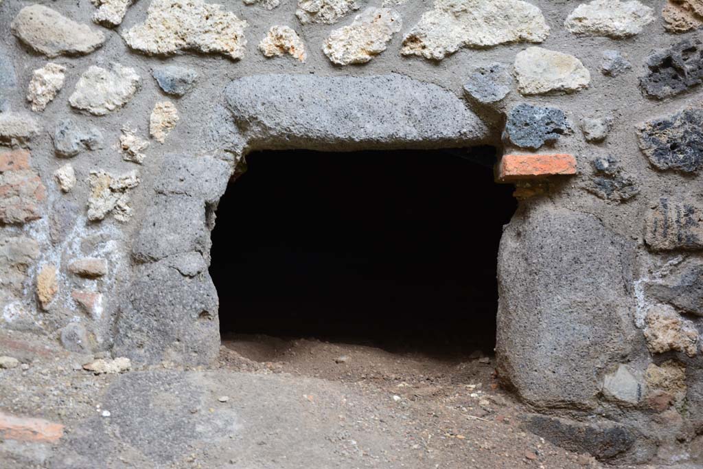 IX.5.4 Pompeii. March 2017. Room f, lava oven-mouth.
Foto Christian Beck, ERC Grant 681269 DCOR.

