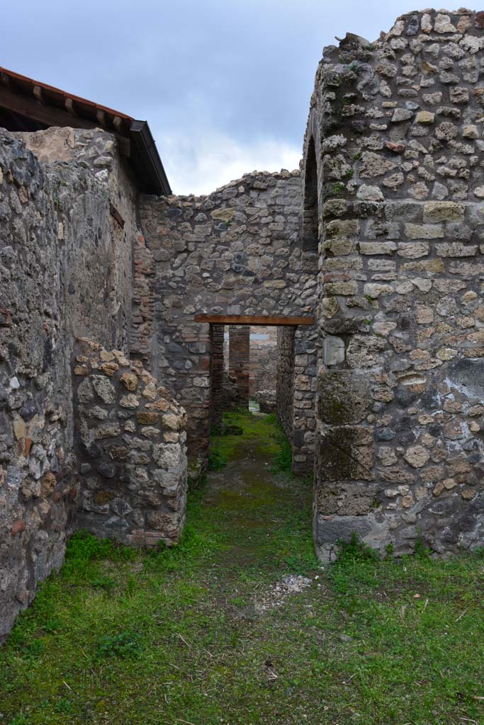 IX.5.4 Pompeii. March 2017. 
Room g, doorway in north wall, leading into room f, with oven on east side, on right. 
Foto Christian Beck, ERC Grant 681269 DÉCOR.

