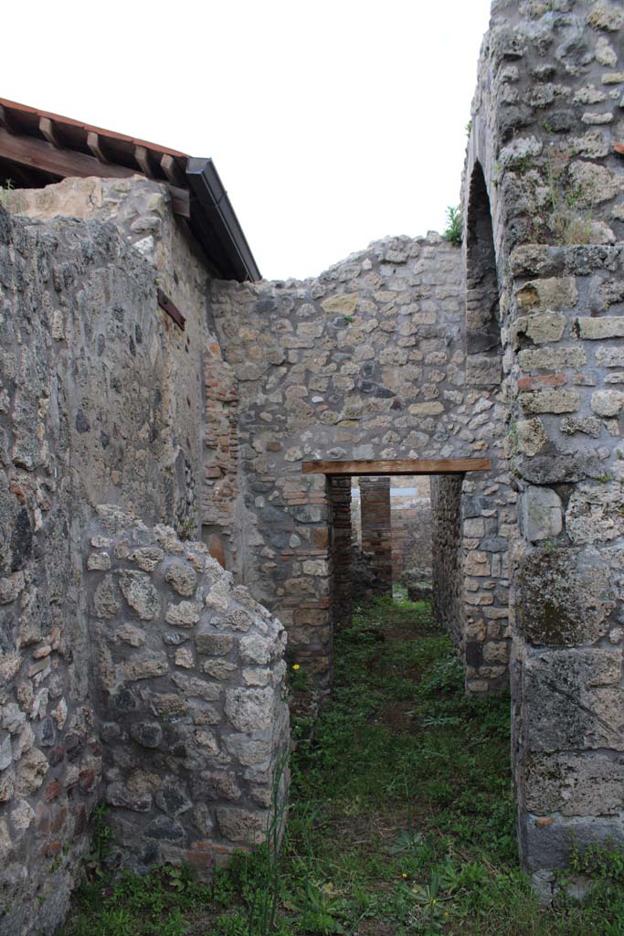 IX.5.4 Pompeii. March 2019. Room g, doorway in north wall, leading into room f. 
Foto Christian Beck, ERC Grant 681269 DÉCOR.
