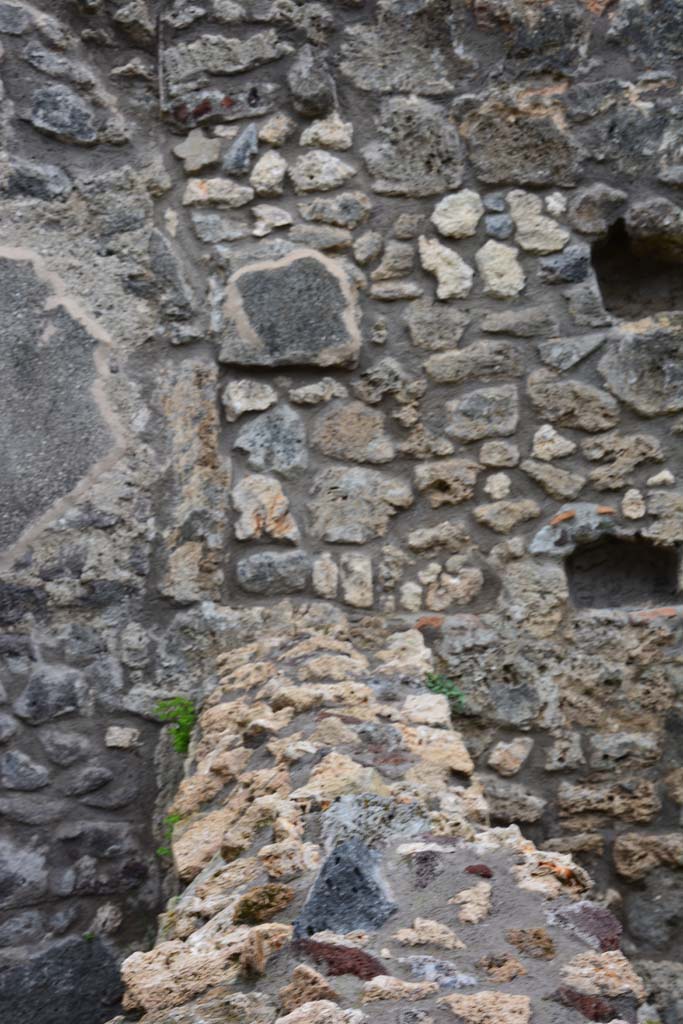 IX.5.4 Pompeii. March 2017. 
Room g, on left, and room h, on right. Looking towards east wall, with dividing south wall, in centre.
Foto Christian Beck, ERC Grant 681269 DÉCOR.
