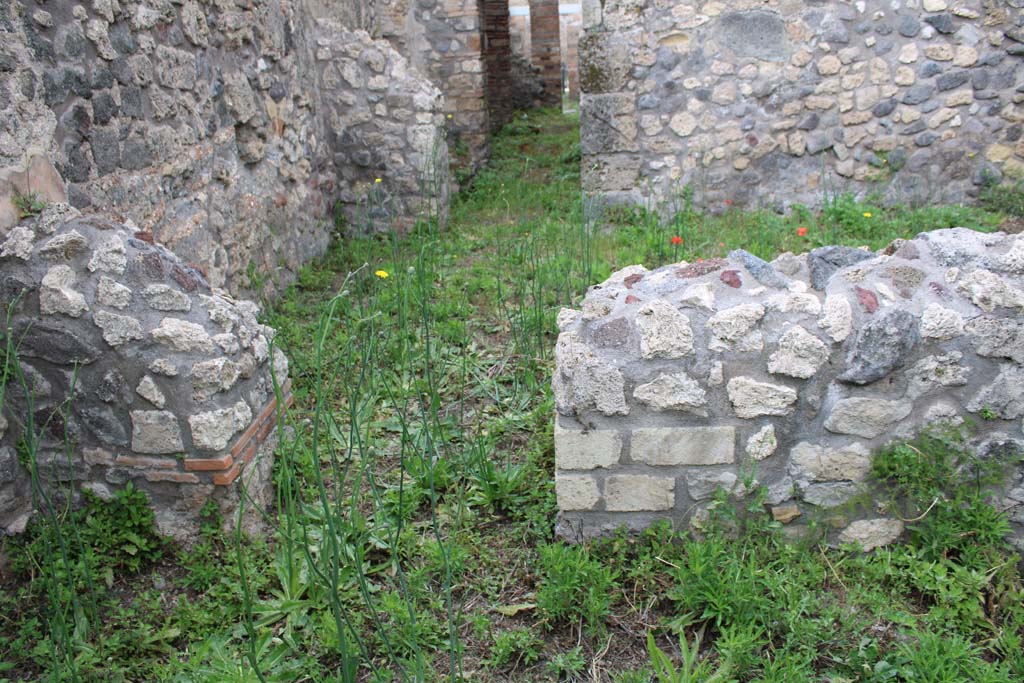 IX.5.4 Pompeii. March 2019. Room h, looking north through doorway in north wall into room g.
Foto Christian Beck, ERC Grant 681269 DÉCOR.
