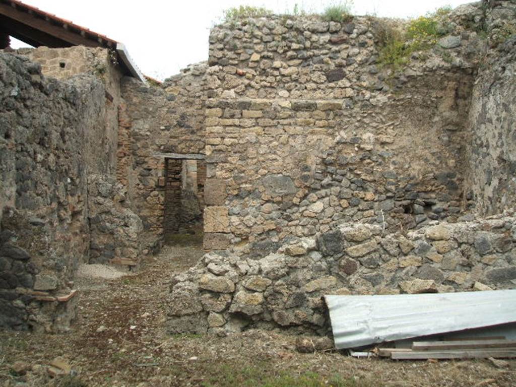 IX.5.4 Pompeii. May 2005. Looking north across rear of bakery, from IX.5.18
