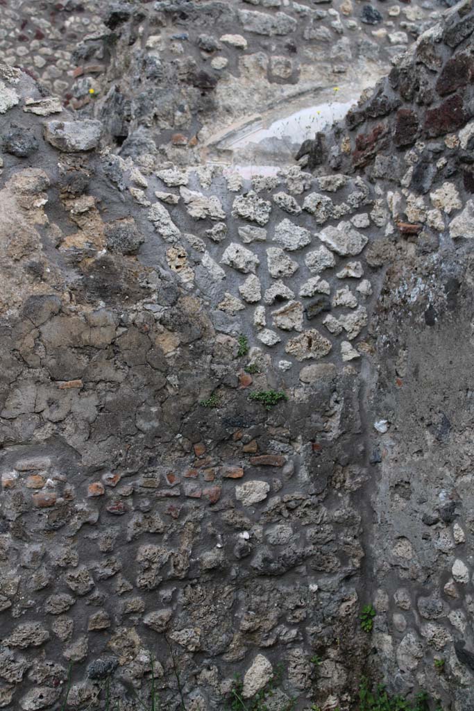 IX.5.4 Pompeii. March 2019. Room h, looking east in south-east corner.
Foto Christian Beck, ERC Grant 681269 DÉCOR.

