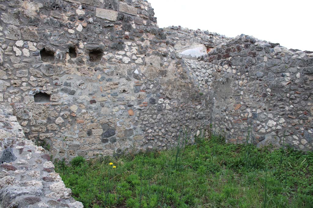 IX.5.4 Pompeii. March 2019. Room h, east wall and south-east corner. 
Foto Christian Beck, ERC Grant 681269 DÉCOR.
