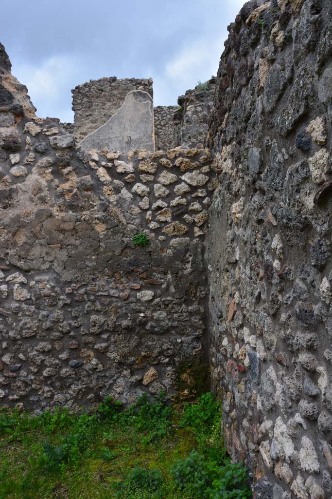 IX.5.4 Pompeii. March 2017. Room h, looking towards east wall in south-east corner.
Foto Christian Beck, ERC Grant 681269 DÉCOR.
