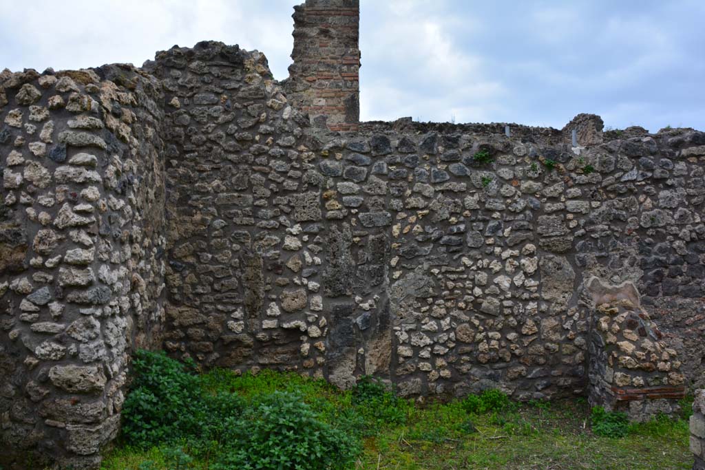 IX.5.4 Pompeii. March 2017. Room h, looking west towards south-west corner and west wall.
Foto Christian Beck, ERC Grant 681269 DÉCOR.
