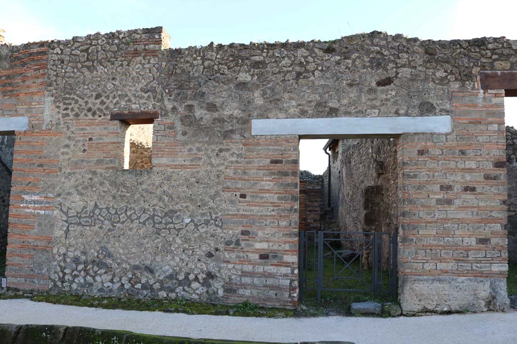 IX.5.4 Pompeii. December 2018. Looking south to entrance doorway on Via di Nola. Photo courtesy of Aude Durand.