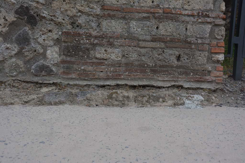 IX.5.4, Pompeii. May 2017. Looking south to detail from front façade on east side of entrance doorway, on right.   
Foto Christian Beck, ERC Grant 681269 DÉCOR.

