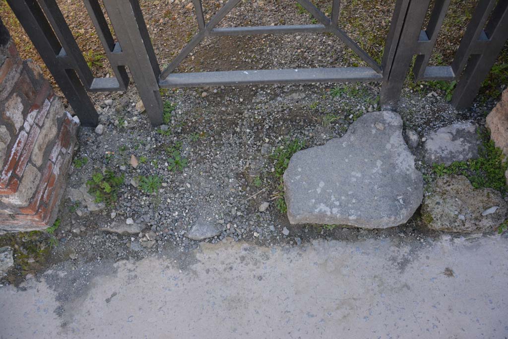 IX.5.4 Pompeii. March 2017. Detail of remaining doorway threshold. 
Foto Christian Beck, ERC Grant 681269 DÉCOR.
