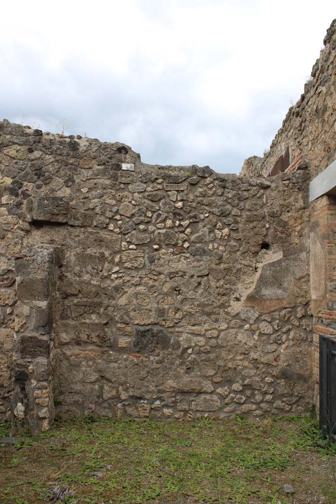 IX.5.4 Pompeii. March 2019. Room a, looking towards west wall of shop-room.
Foto Christian Beck, ERC Grant 681269 DÉCOR.
