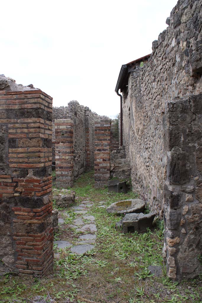 IX.5.4 Pompeii. March 2019. 
Room a, looking through doorway in south wall into room b, the bakery.
Foto Christian Beck, ERC Grant 681269 DÉCOR.
