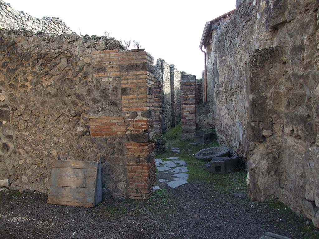 IX.5.4 Pompeii. May 2005. Room a, looking south into room b, bakery area from shop-room.