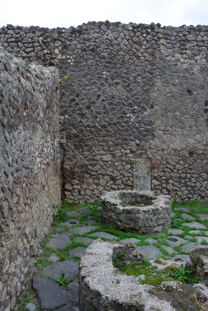 IX.5.4 Pompeii. March 2017. Room b, looking east towards north-east corner.
Foto Christian Beck, ERC Grant 681269 DÉCOR.
