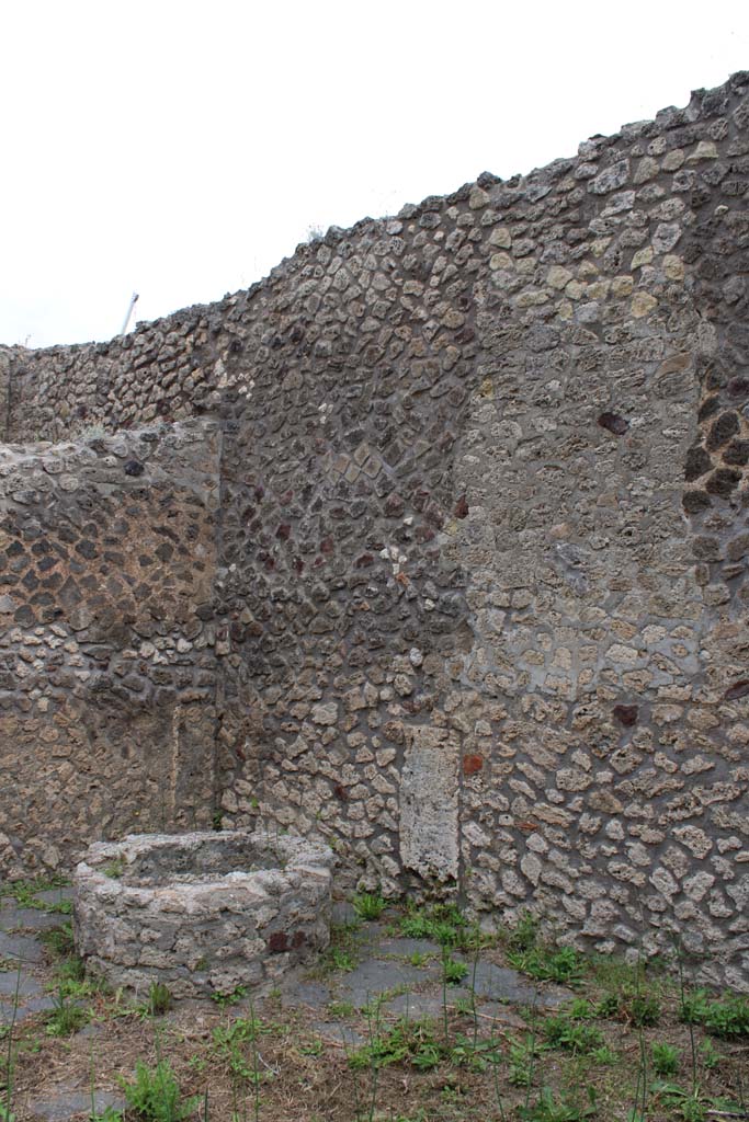 IX.5.4 Pompeii. March 2019. Room b, looking towards north-east corner and east wall of the bakery.
Foto Christian Beck, ERC Grant 681269 DÉCOR.

