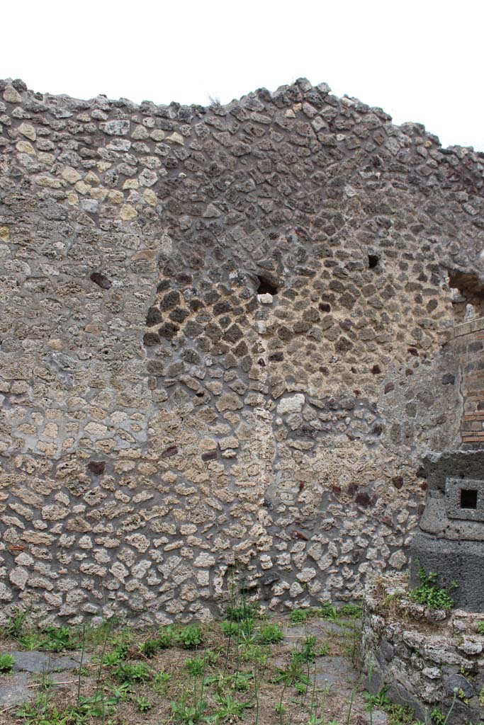 IX.5.4 Pompeii. March 2019. Room b, east wall and south-east corner.
Foto Christian Beck, ERC Grant 681269 DÉCOR.
