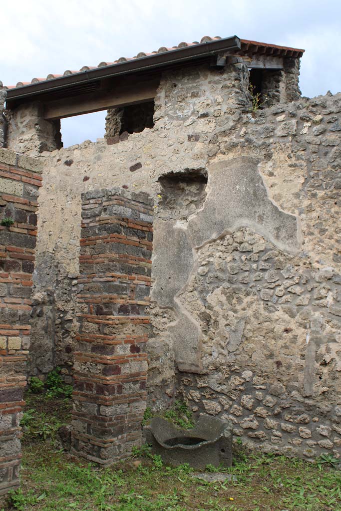 IX.5.4 Pompeii. March 2019. Room b, south-west corner, and doorway to room e.
Foto Christian Beck, ERC Grant 681269 DÉCOR.

