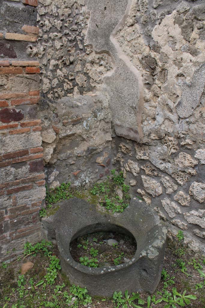 IX.5.4 Pompeii. March 2019. Room b, south-west corner. 
Foto Christian Beck, ERC Grant 681269 DÉCOR.
