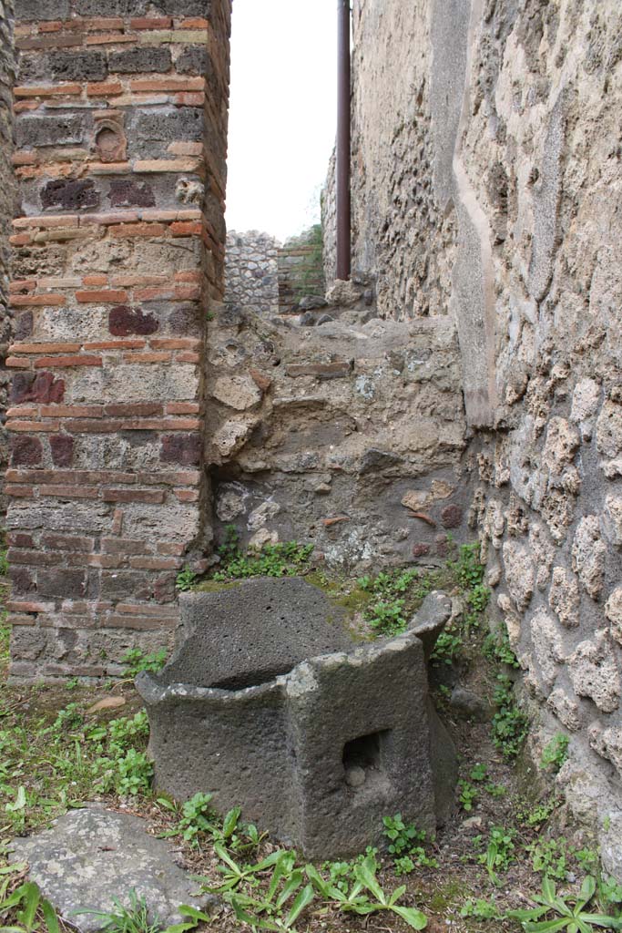 IX.5.4 Pompeii. March 2019. Room b, looking south in south-west corner.
Foto Christian Beck, ERC Grant 681269 DÉCOR.
