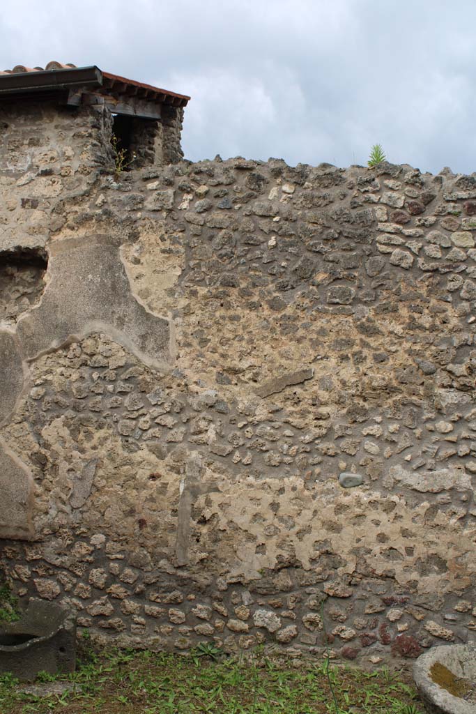 IX.5.4 Pompeii. March 2019. Room b, west wall at south end. 
Foto Christian Beck, ERC Grant 681269 DÉCOR.


