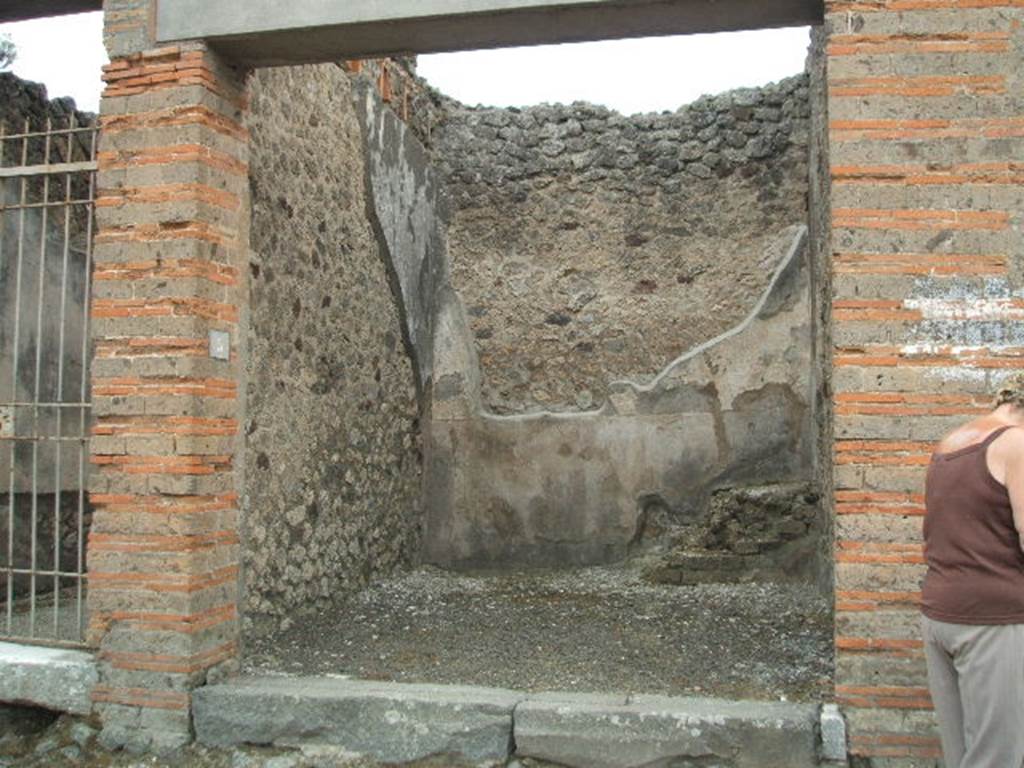 IX.5.5 Pompeii. May 2005. Looking south to entrance.