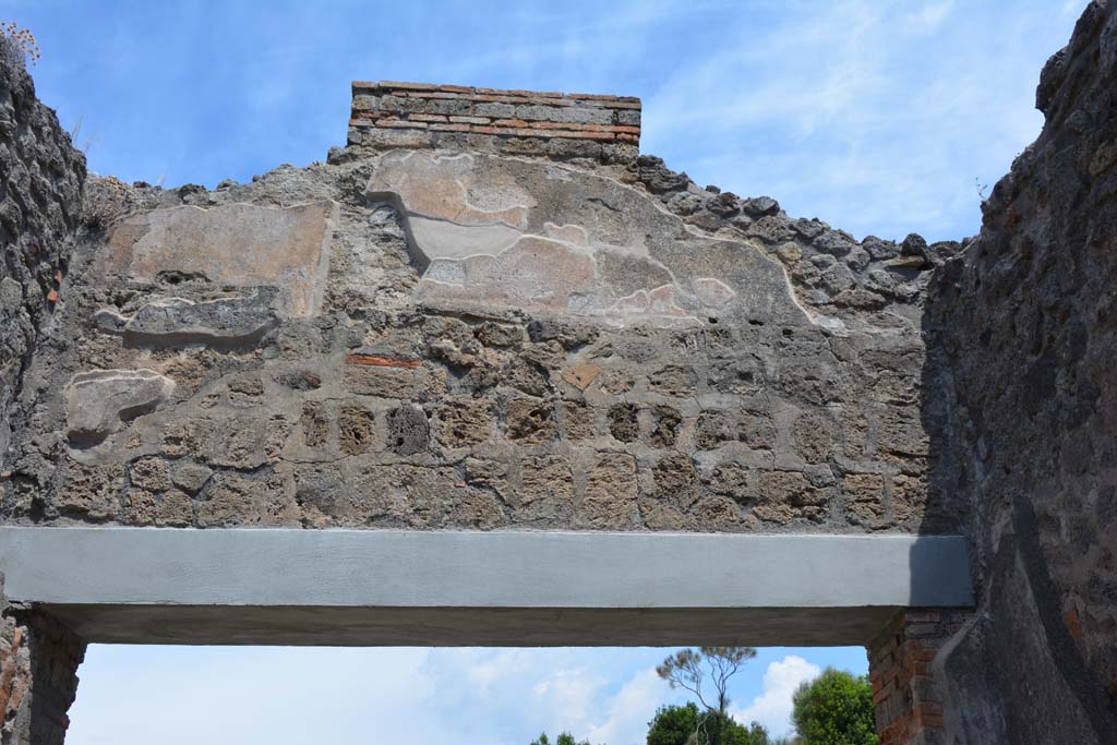 IX.5.5 Pompeii. May 2017. Upper north wall above entrance doorway.
Foto Christian Beck, ERC Grant 681269 DÉCOR.
