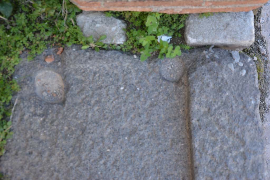 IX.5.5, Pompeii. March 2017. Detail from west end of doorway threshold.  
Foto Christian Beck, ERC Grant 681269 DÉCOR.
