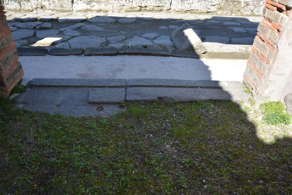 IX.5.5, Pompeii. March 2017. Looking north towards doorway threshold onto Via di Nola.  
Foto Christian Beck, ERC Grant 681269 DÉCOR.
