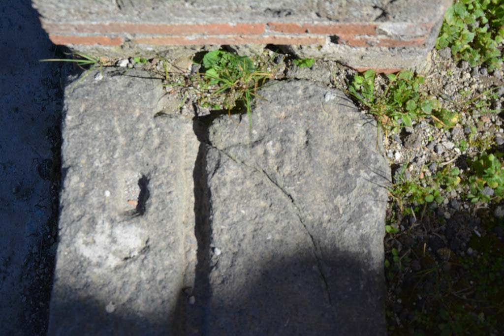 IX.5.5, Pompeii. March 2017. Detail from east end of doorway threshold.  
Foto Christian Beck, ERC Grant 681269 DÉCOR.
