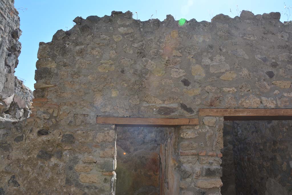 IX.5.6 Pompeii. May 2017. Room n, west side, upper wall above doorways to room s, in centre, and room t, on right.
Foto Christian Beck, ERC Grant 681269 DCOR.
