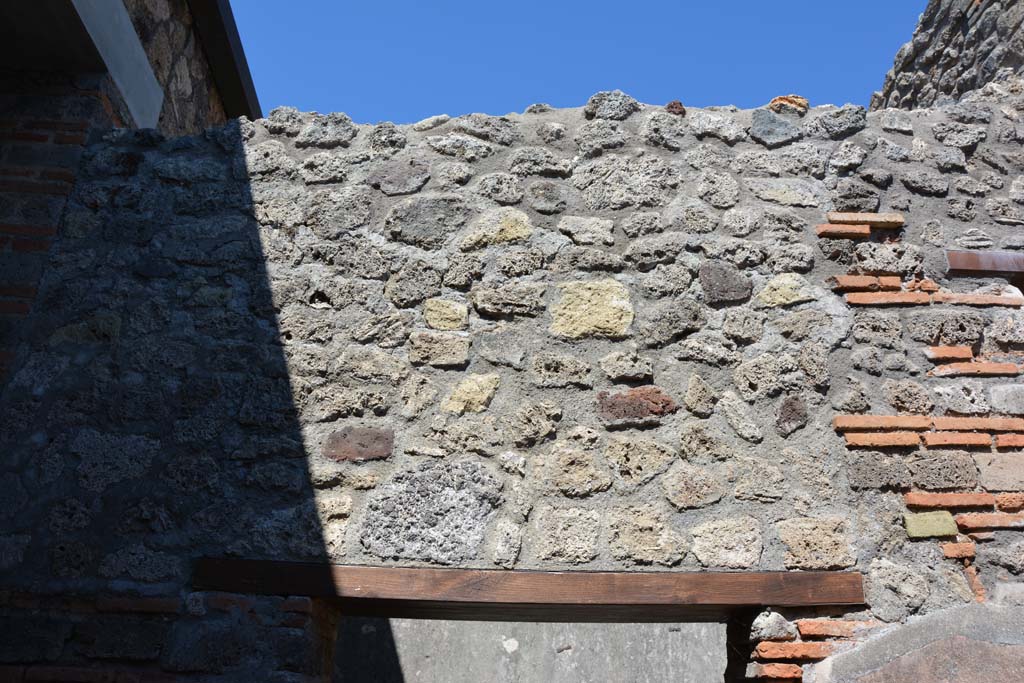 IX.5.6 Pompeii. May 2017. Room n, east side, upper wall above doorway to room o.
Foto Christian Beck, ERC Grant 681269 DCOR.
