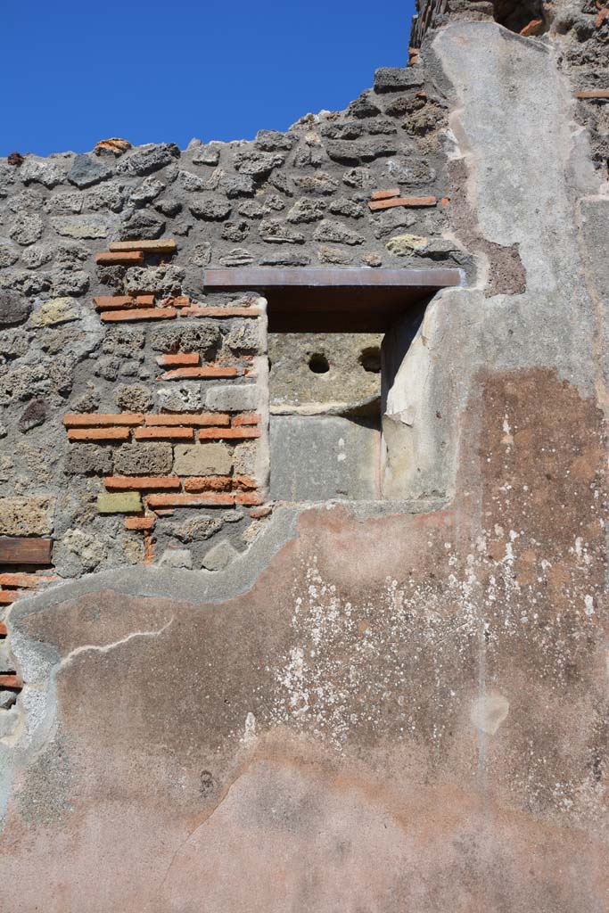 IX.5.6 Pompeii. May 2017. 
Room n, east side, window on upper south side of doorway to room o.
Foto Christian Beck, ERC Grant 681269 DCOR.
