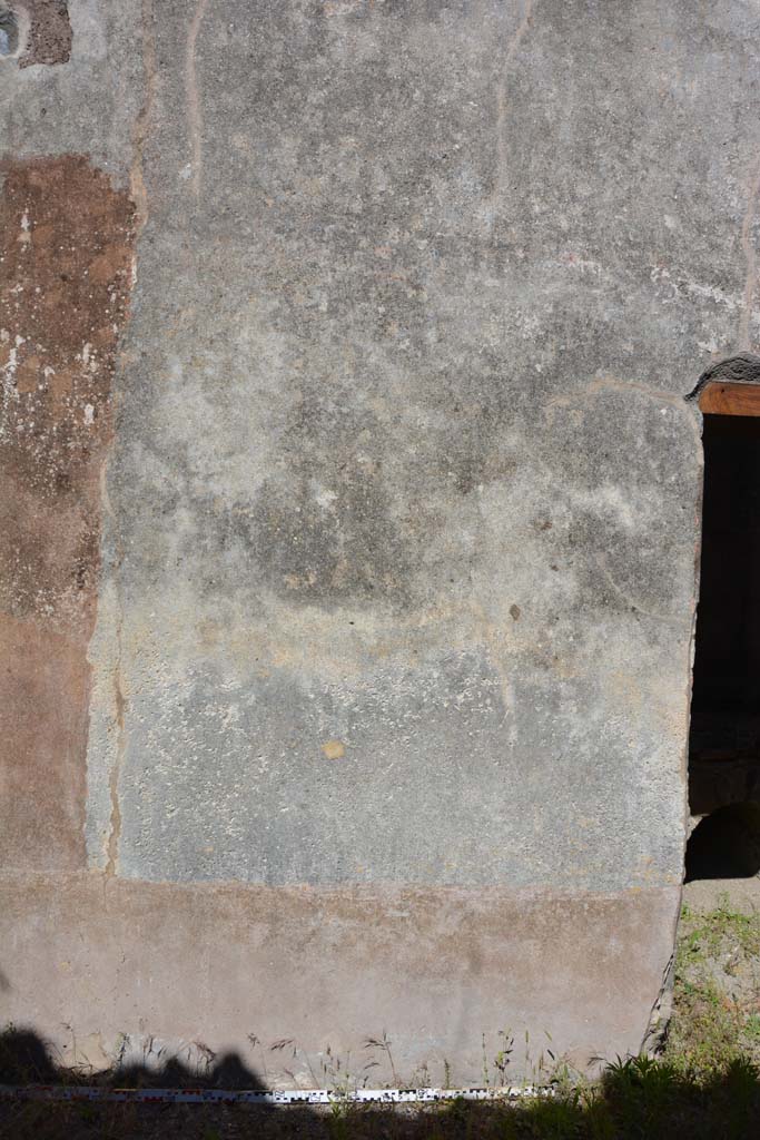 IX.5.6 Pompeii. May 2017. 
Room n, east side, detail of lower wall on north side of doorway to room p. 
Foto Christian Beck, ERC Grant 681269 DCOR.
