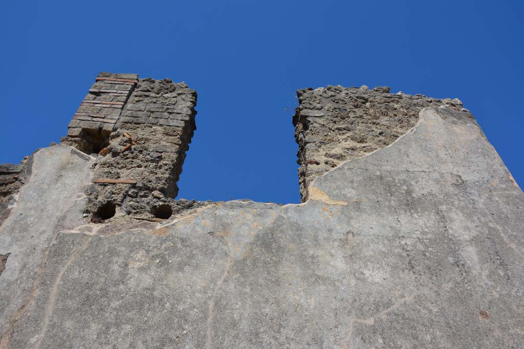 IX.5.6 Pompeii. May 2017. Room n, east side, upper wall above doorway to room p. 
Foto Christian Beck, ERC Grant 681269 DCOR.

