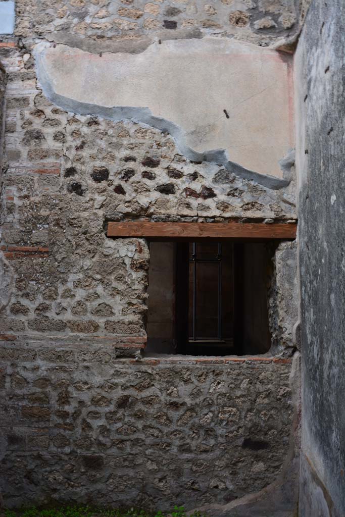 IX.5.6 Pompeii. March 2017. Room o, north wall with window in north-east corner.  
Foto Christian Beck, ERC Grant 681269 DCOR.
