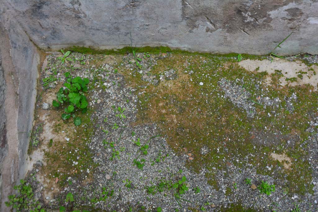 IX.5.6 Pompeii. March 2017. Room o, flooring in north-east corner, looking east.  
Foto Christian Beck, ERC Grant 681269 DCOR.
