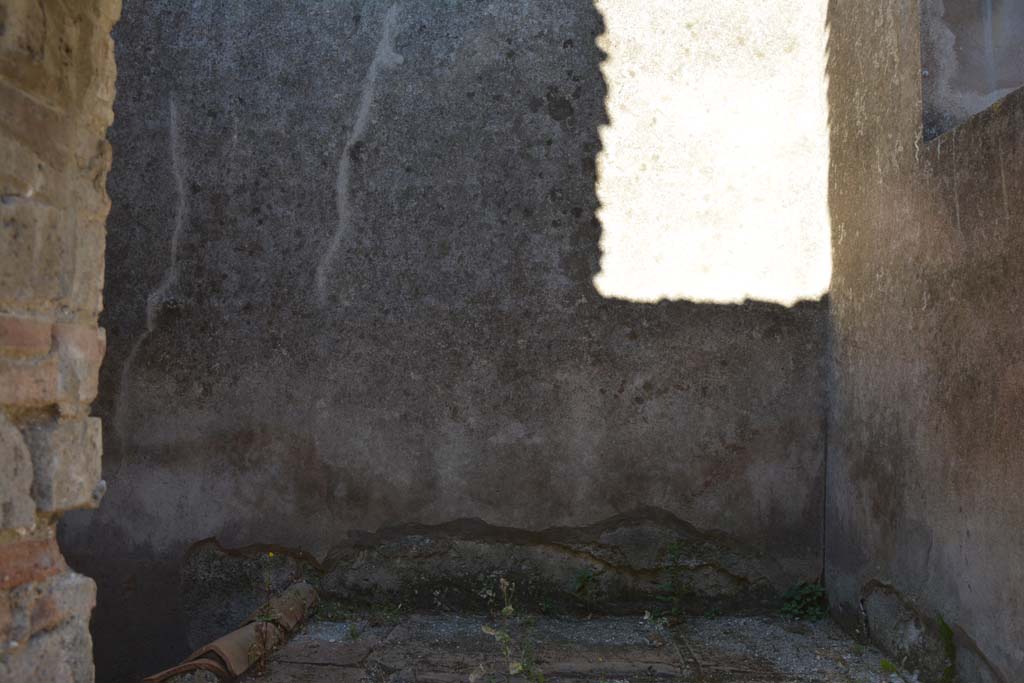 IX.5.6 Pompeii. May 2017. Room p, east wall above bench/hearth.
Foto Christian Beck, ERC Grant 681269 DCOR.
