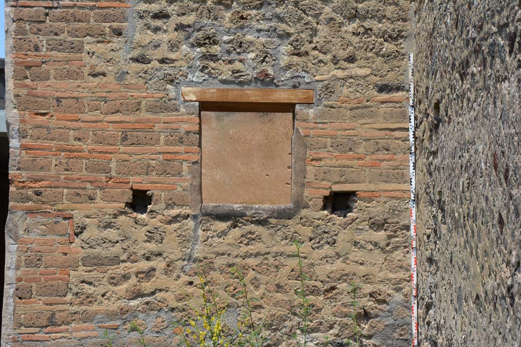 IX.5.6 Pompeii. May 2017. Room u, looking north to exterior wall of room p, with square window.
Foto Christian Beck, ERC Grant 681269 DCOR.
