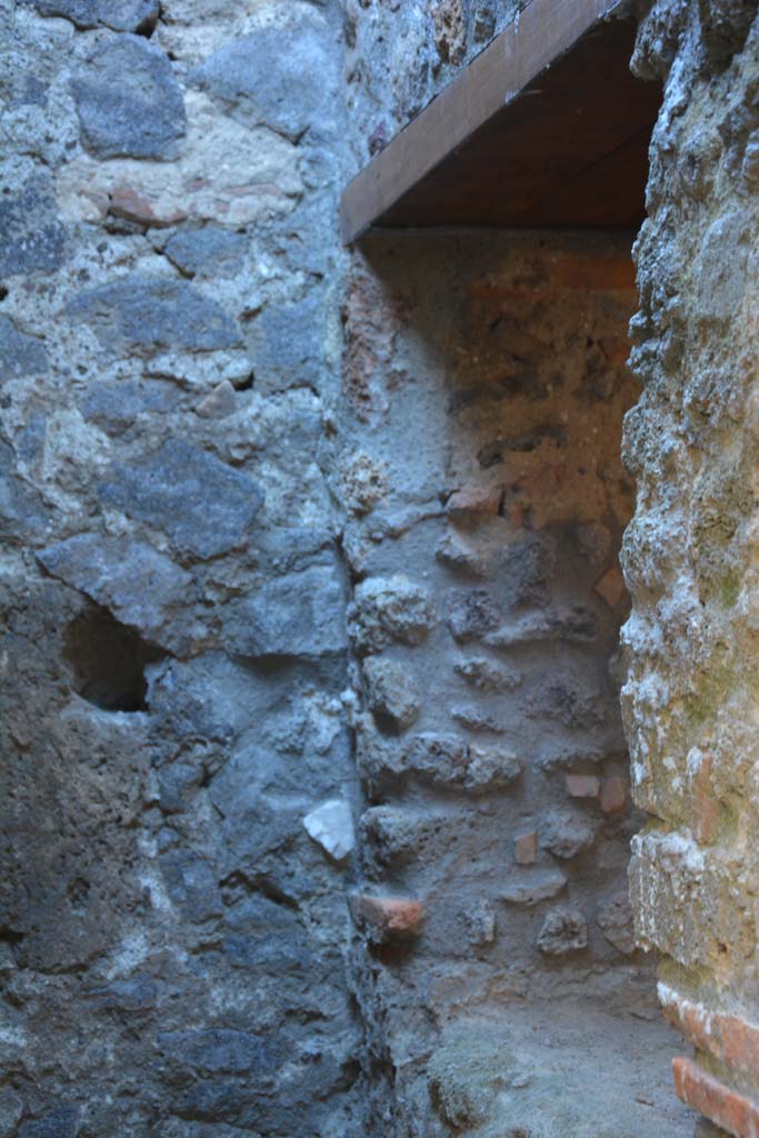 IX.5.6 Pompeii. May 2017. 
Room v, north-west corner and window to room m, in north wall.
Foto Christian Beck, ERC Grant 681269 DCOR.
